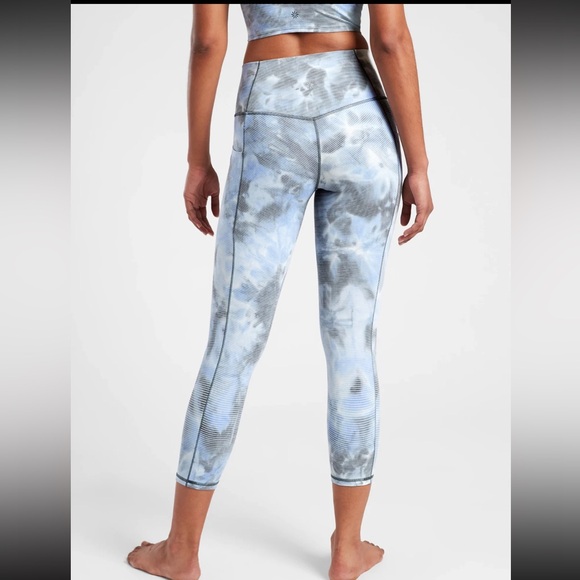Athleta Salutation Stash Pocket II Textured Capri Leggings Size Medium - Picture 2 of 9